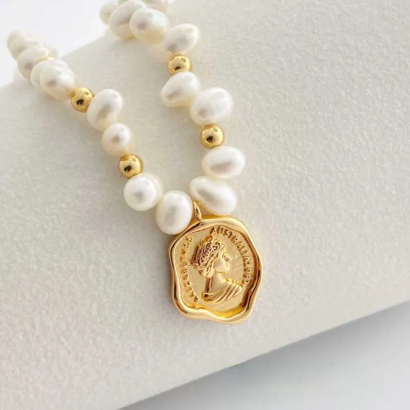 Beaded Pearl Necklace Queen's Charm in  Gold Plating