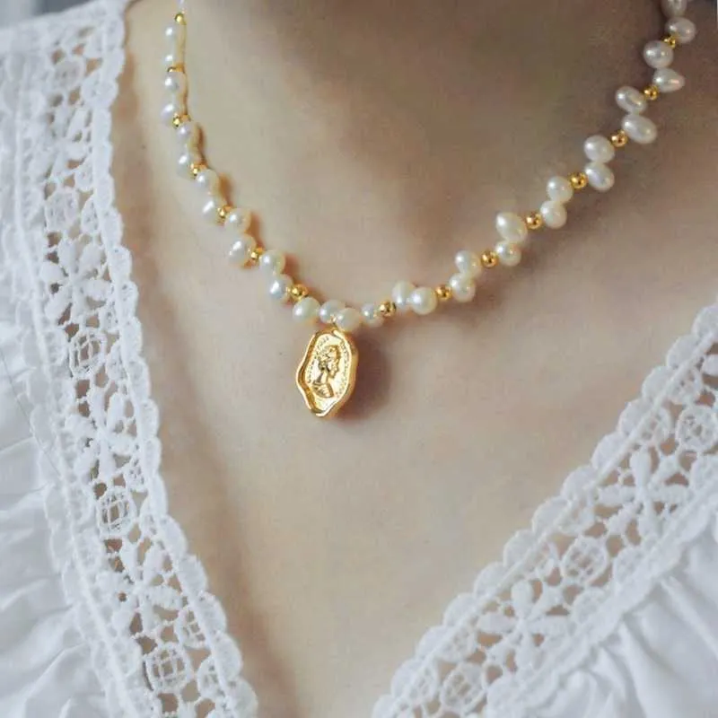 Beaded Pearl Necklace Queen's Charm in  Gold Plating