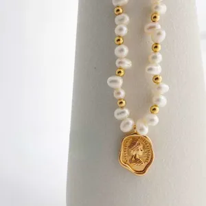 Beaded Pearl Necklace Queen's Charm in  Gold Plating