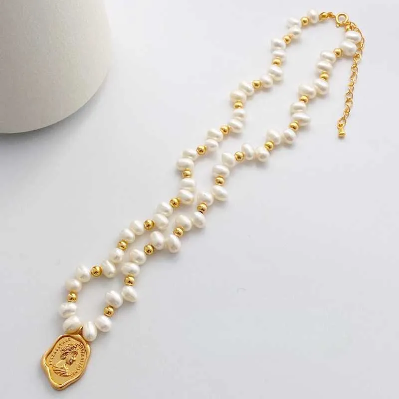 Beaded Pearl Necklace Queen's Charm in  Gold Plating