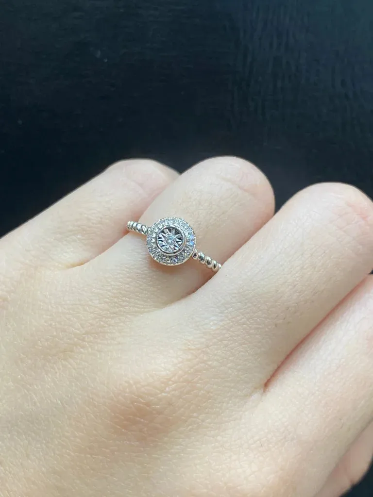 Dainty Classic Round Diamond Ring 14kt